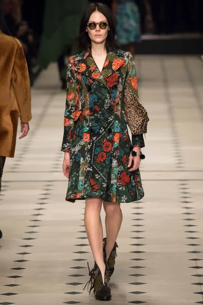 Look 10